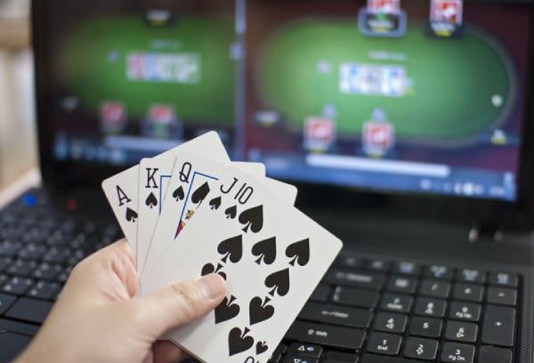 Tampilan meja Lightning Baccarat langsung dengan dealer profesional