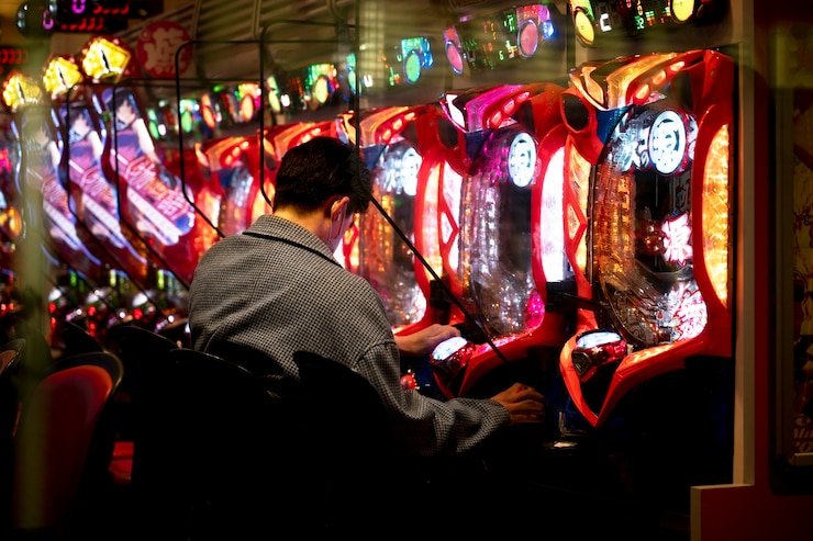 Dealer langsung membagikan kartu dalam sesi Lightning Baccarat
